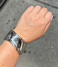 Load image into Gallery viewer, Curve Bangle - Adjustable